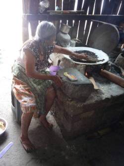 tita-elena:  La abuelita tostando cacao, preparándose para el