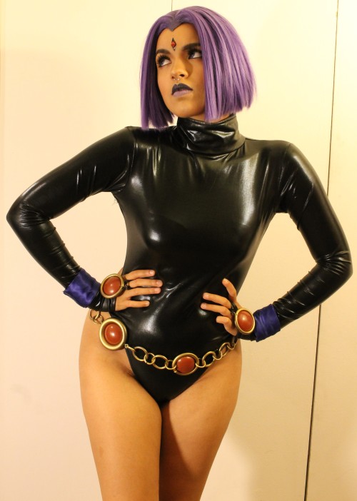 chuggeyartandcosplay: chuggeyartandcosplay: All done~ here’s my new set of cloakless raven photos for anon bonus: i tried to do a cape flip and i failed  h o r r i b l y 