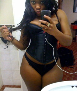 gooseysplanet:  curvesincolor:  How wonderful.    hips, thighs,