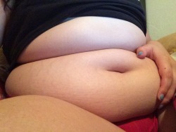 gainingprincess:  I’m supposed to be writing an essay but somehow I started absent mindedly playing with my belly instead