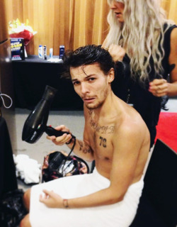 blamestyles:  “@onedirection: Quick blow dry pre show”