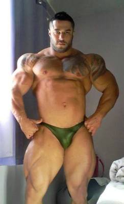 Great looking muscular man and with a nice bulge - WOOF