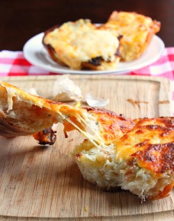foodishouldnoteat:  do-not-touch-my-food:  Garlic Cheese Bread