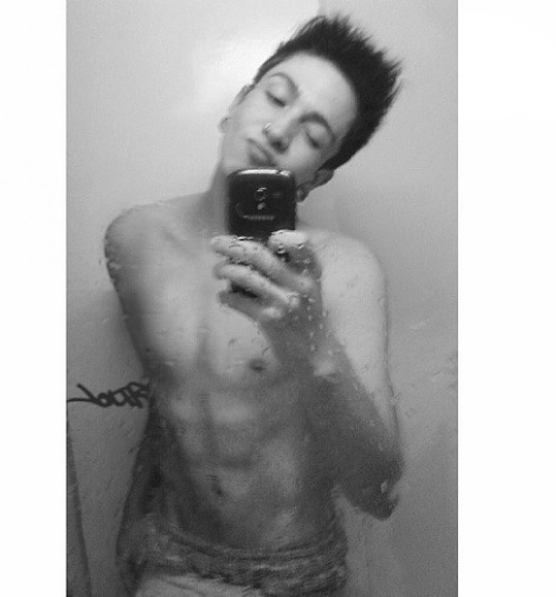 kakoyquepasa:  secretoschilenos:  Andres 21 años Independencia, Santiago / ChileAmigo que dice ser “hetero” pero me manda estas fotos en “broma” jajajaja y se cree rico, en verdad no se que pensar.  Pasa su wsp po