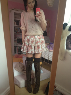 onenaughtymother:  riiri-chan:  Hi  Fantastic boots!