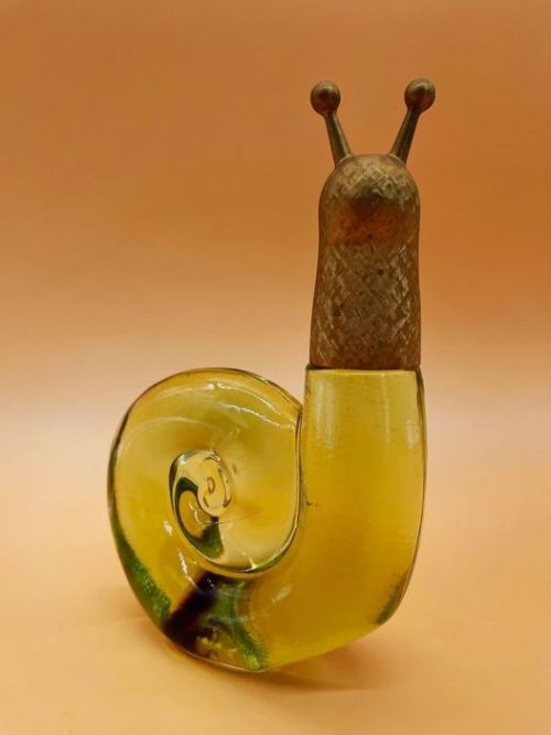 bogleech:  mybeingthere:Vintage Avon snail perfume bottle. it