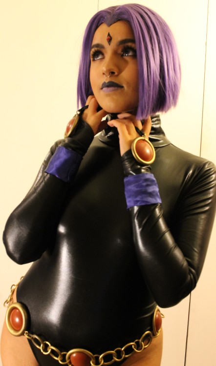 chuggeyartandcosplay: chuggeyartandcosplay: All done~ here’s my new set of cloakless raven photos for anon bonus: i tried to do a cape flip and i failed  h o r r i b l y 