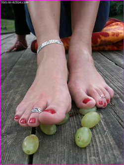 luvsgrlstoes:  itsallaboutthetoes:  It’s all about the TOES.