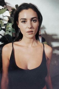 projecteur: Monica Bellucci on set of Vita Coi Figli, 1990