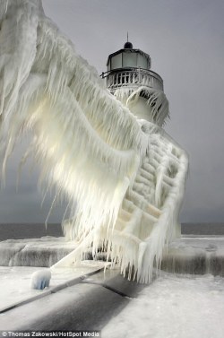 s-c-i-guy:  Frozen In Time: Michigan lighthouses transformed