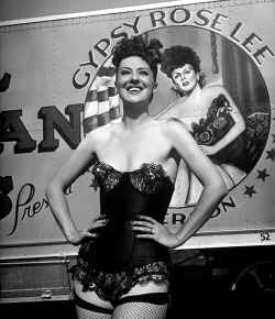  Gypsy Rose Lee   (aka. Louise Hovick) Vintage candid photo