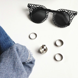 misjudgments:  Look good under the sun in this black hollow sunglasses