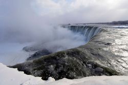 phototoartguy:  Incredible: Niagara Falls freezes as polar vortex