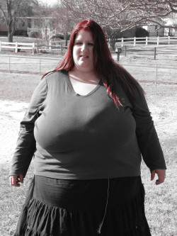 fatssbbwbellies:  Definitely would stop traffic for all the right