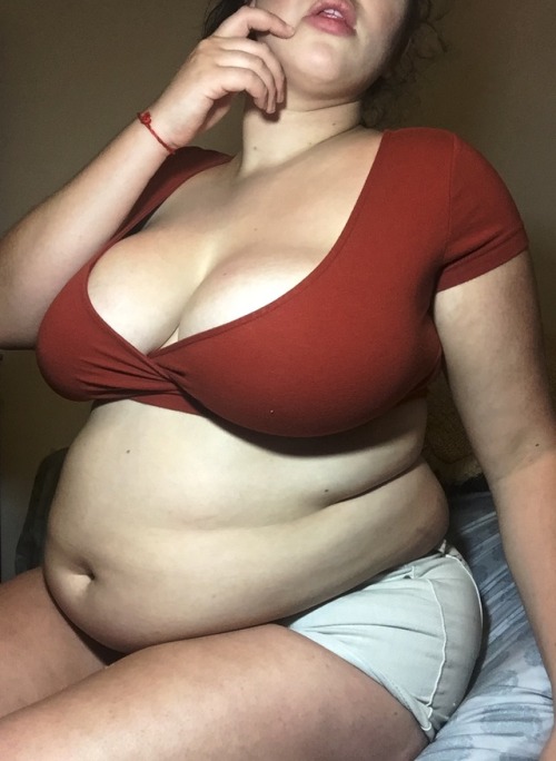 sb131:My big stuffed tum last night before bed, sometimes the tight outfits get too tight and I just feel the need to take them off 