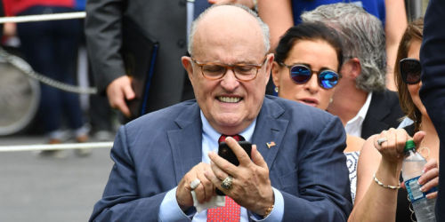 dailytechnologynews:  After 10 failed logins, Giuliani had Apple