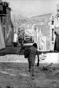  Ferdinando Scianna ITALY,Sicily, Sciara: Woman bringing water