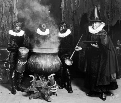 gravesandghouls:  Photo c. 1910 