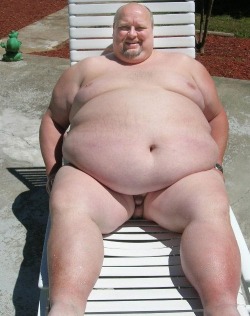 kybear2:  chubadmirer:  Chubs y Algo MÃ¡sâ€¦  Sexy chubby daddy  Why yes, I&rsquo;d love to rub this suntan oil all over you.