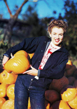 missmonroes:  Marilyn Monroe photographed by Andres De Dienes,1945