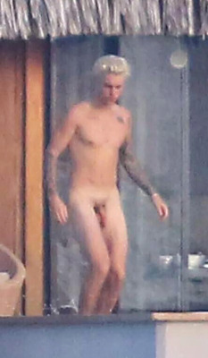 alekzmx:  Justin Bieber caught naked… but this time like for