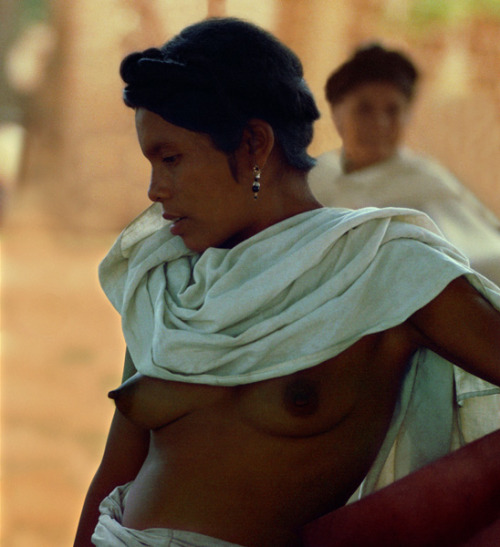 A Mexican Mixtec girl, from Ñundeui, Al pie del cielo by Mario Mutschlechner.