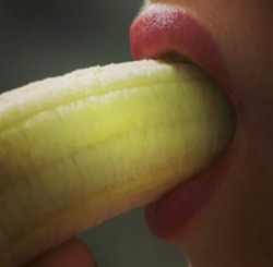 megasexylife:  banana lips