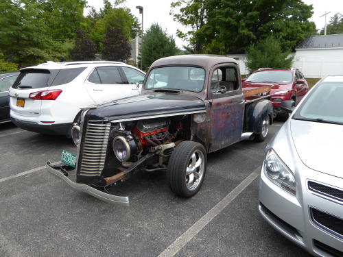 fromcruise-instoconcours:  Hot-rodded pickup with all kinds of