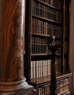 theladyintweed:  Beautiful Libraries:  Chatsworth House, England. 