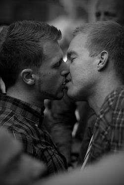 lookingfortheman:  Kiss me, i need it for being happy… 