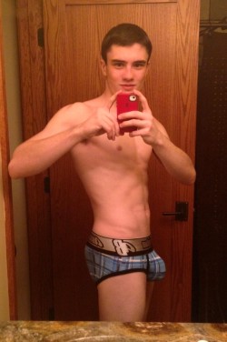 undie-fan-99:  Showing off his bulge to the Grindr universe