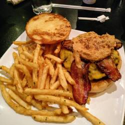 Peanut butter bacon cheeseburger 😵😱 #foodporn #food #instafood
