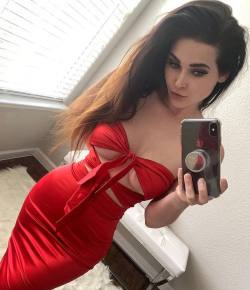 Niece Waidhofer looks pretty good in a tight red dress.