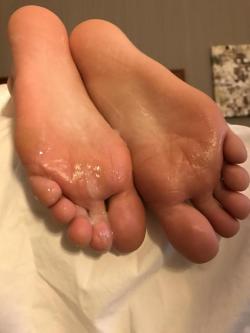 sexy-bare-feet:Big feet make great cum catchers don’t they?