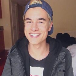 famous-male-celeb-naked:  Kian Lawley