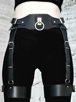 evan-knoblauch:   Waning Herse Black Leather Garter Belt † RHEAleathercrafts