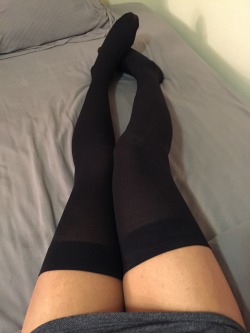 autumngirl89:  Legs and pre-cumâ€¦ yum yum <3