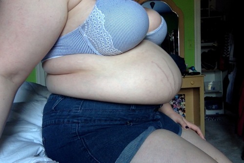 pudgebelly:  This is my encourager/feedee trying on some shorts she says fit fine just last summer. You know, before she started talking to me and has since gained almost 50 pounds in a year… Show her some love, she’s so wonderful she deserves all