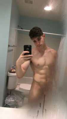 gaysexmorbo:  Después de una ducha una buena paja