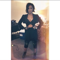 dlovato-news:  @ddlovato: And then it was showtime in Auckland,