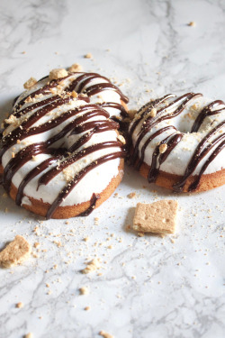 cake-stuff:  S’mores Baked Graham Cracker Doughnuts topped