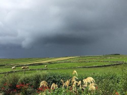 storm a brewin’ yesterday  . . #ireland #wanderer  (at