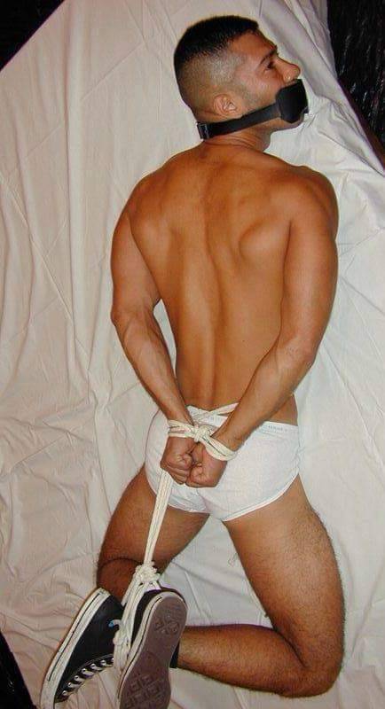 allstarboys:  leewademen: tied up in chucks