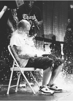 vivendonomundao:  Eminem -  Ice Bucket Challenge