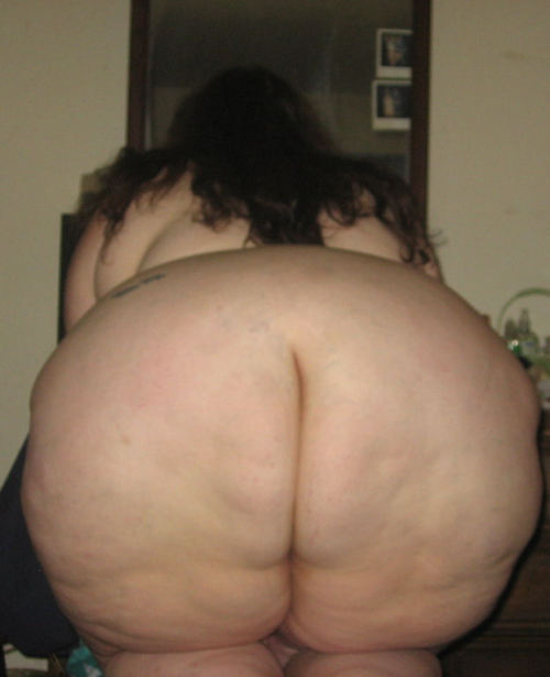 ssbbwfanatic:  wickedlywenchy:  Im not even gonna edit thisâ€¦.whatcha think? I did promise big big butt pix!!   Very nice ass so sexy