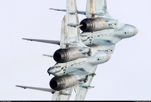 planesawesome:   The Su-35s turning left  