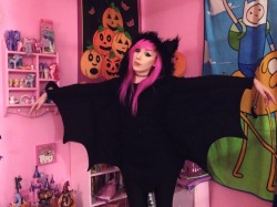 xtoxictears:  candiedmoon:  I finally evolved into a bat~  Everyone