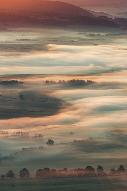 visualechoess:  Flowing Mist - by: Pawel Uchorczak