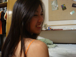 submityourthaigf:hot asian college girlie