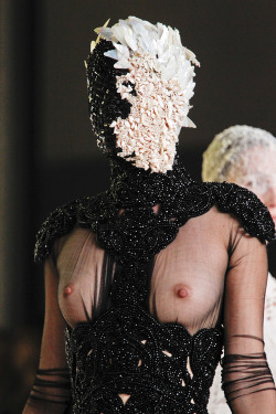 texturesandtextiles:  Alexander McQueen, Spring 2012  